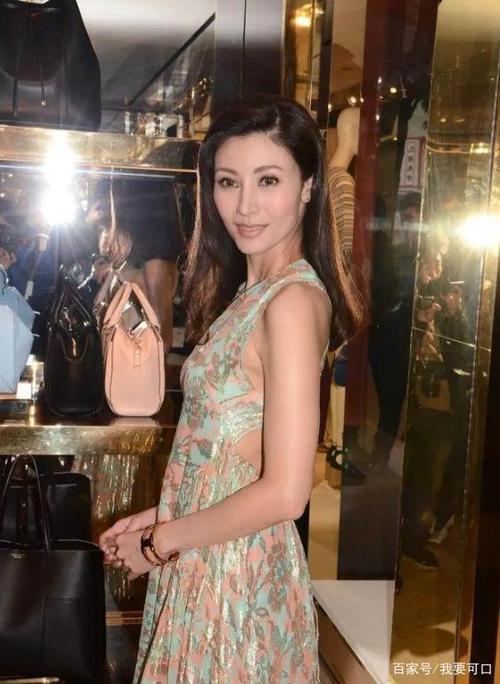李嘉欣不愧是豪门贵太,穿纱裙装嫩,看起来不像50岁