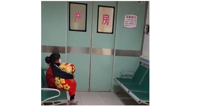 山东小女孩抱被子在产房外等妈妈,网友:太惹人心疼