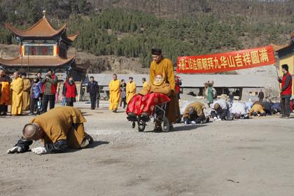 2011年3月,年过70的仁炟老法师从博山正觉寺起香,三步一叩朝礼九华山