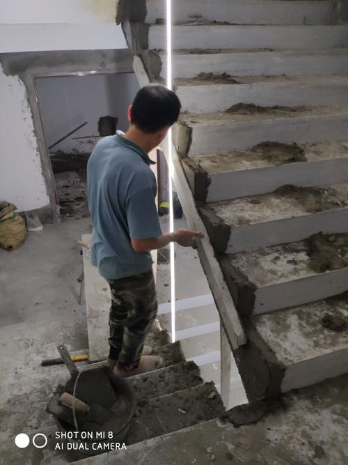 西梯挡水条完成16层至14层