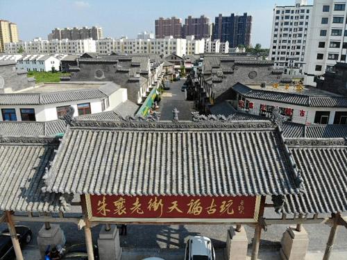 朱襄老街天福古玩城全景.   本报记者 傅 青 摄