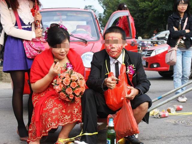广东肇庆现恶俗婚闹,伴娘团被男方亲属猛泼面粉,陪嫁还得陪闹?