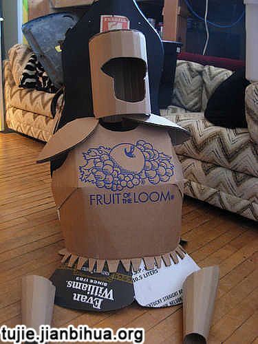 的躯干部分,纸板按照如图纸样剪裁,注意要大致量一下自己的身体尺寸哦