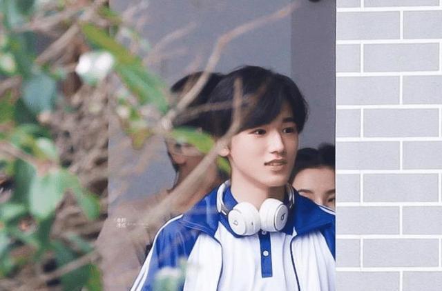 据此次路透社的照片,很多观众都坚信,看到宋亚轩穿着学生校服养眼的