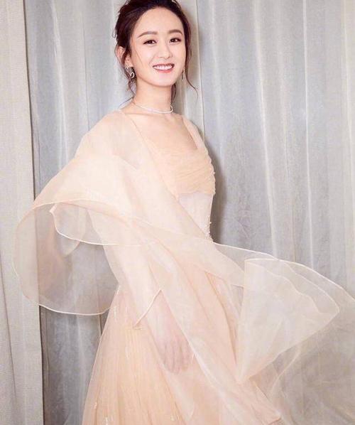 赵丽颖穿裙子总是那么美,时尚演绎"蚂蚁腰",弱柳扶风气质甜美