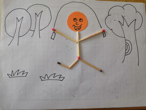 经过一双双小巧手的精心制作,一根根普普通通的火柴棍拼摆成自己喜欢