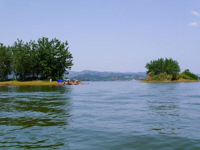 碧水蓝天,郁郁葱葱,自然生态的和谐美妙的景色……  三岔湖风景区