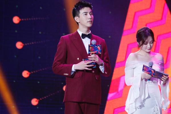 李川登音乐风云榜年度盛典 与魏晨迪玛希逗趣互动
