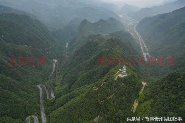国庆节一大清早登上遵义娄山关,俯瞰大娄山脉满眼秀色,江山如画.