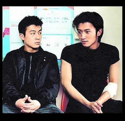 图中从左数:一是陈道明,二是黄晓明,三是张国立,四是濮