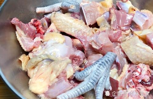 鸡肉,青红菜椒,鲜香菇 1,先将鸡清洗干净,然后剁成大块,香菇每个都切4