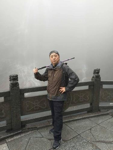 英全同学携夫人踏春旅游走入春天,看那群山巍巍,又葱茏着不老的缘意.
