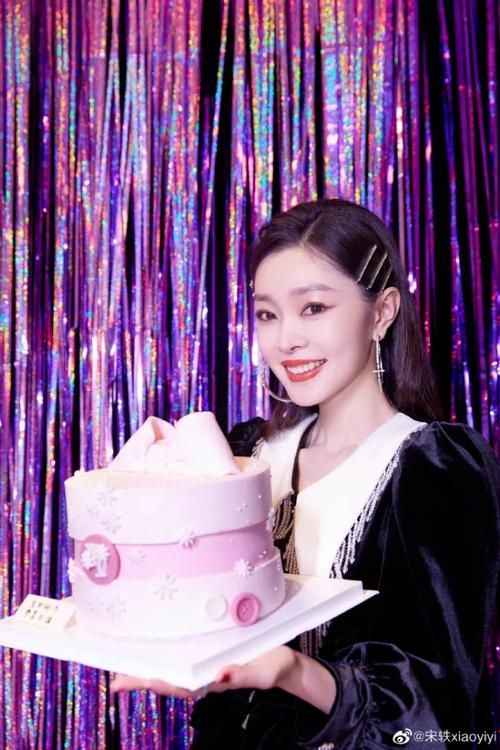 女星宋轶穿黑色短裙秀大美腿!雪肤玉貌太性感撩人