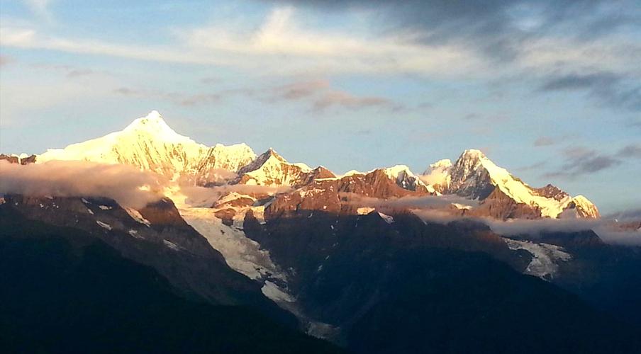 清晨时分,梅里雪山出现日照金顶奇观.