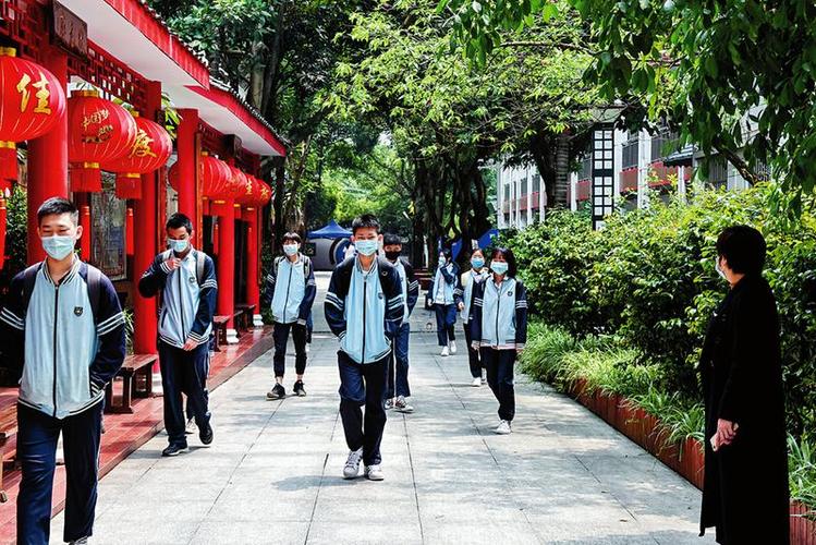 在南宁市第十七中学,学生下课走在校园时保持安全间距.