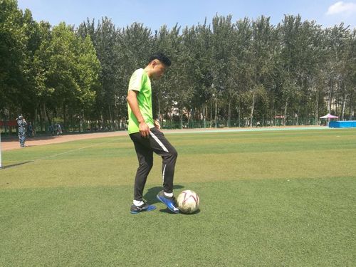 运球动作:脚背正面运球,脚背内侧,外侧变向运球