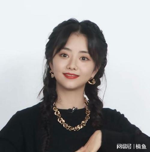 31岁谭松韵气质好美穿黑色上衣长腿抢镜编发造型可甜可盐