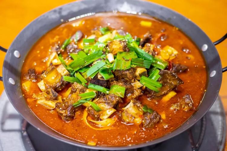 其中牛蛙烧猪脚锅,牛排吊锅,鱼头羊肉锅小编极力推荐!牛蛙烧