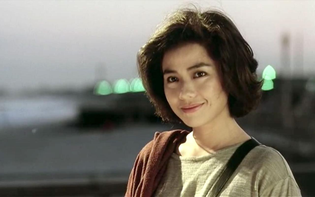 钟楚红一头浪漫                    际时尚感.