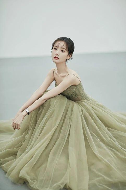 李一桐纸片身材太瞩目!一袭咖绿色长裙清新飘逸,蝴蝶骨性感撩人
