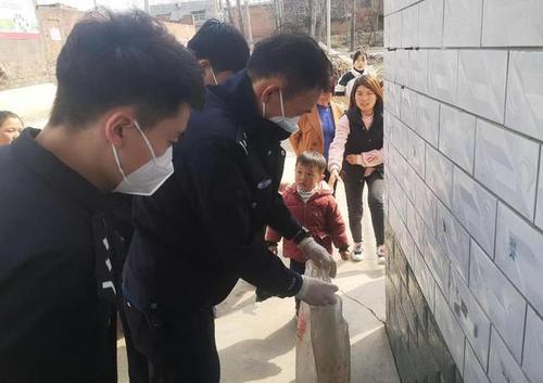 3月13日下午,河南省伊川县白沙镇豆村一村民主动向县森林公安局上交