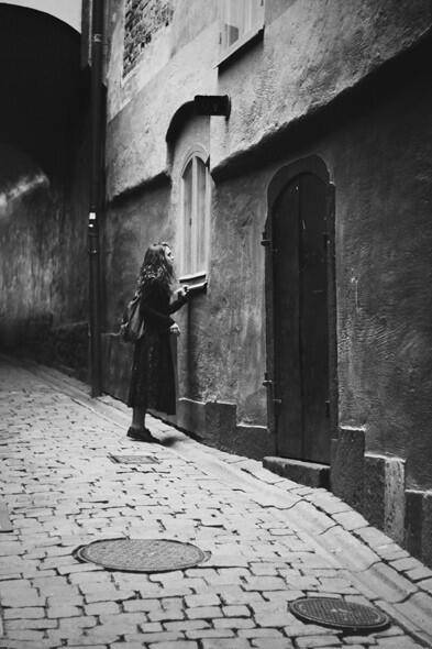 求黑白的女生头像～最好是背影