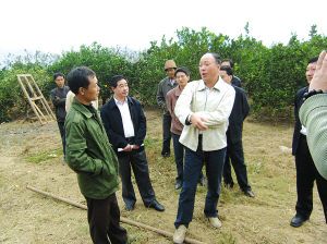 徐谦(前排右一)在浦城县石陂镇黄墩村与农民亲切交谈.(陈忠 摄)