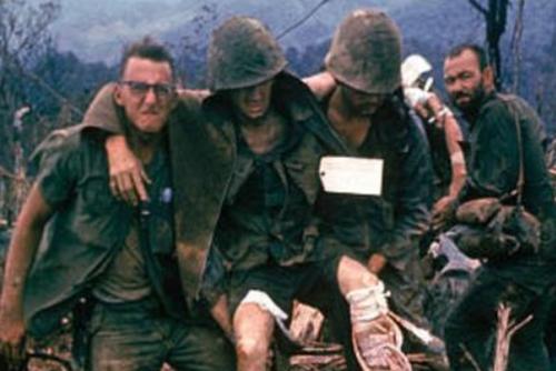 美越战争历史瞬间,图2的女子被美军包围,图5的女孩让人心疼