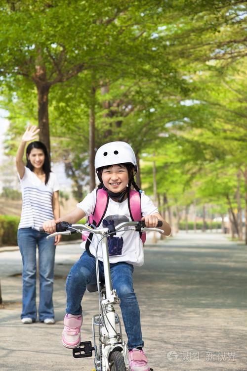 快乐的小女孩骑自行车去上学