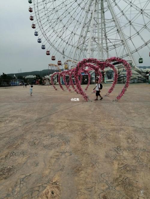 今天三家人快快乐乐的来焦作承享欢乐园去玩,我们是拿着门票券去的