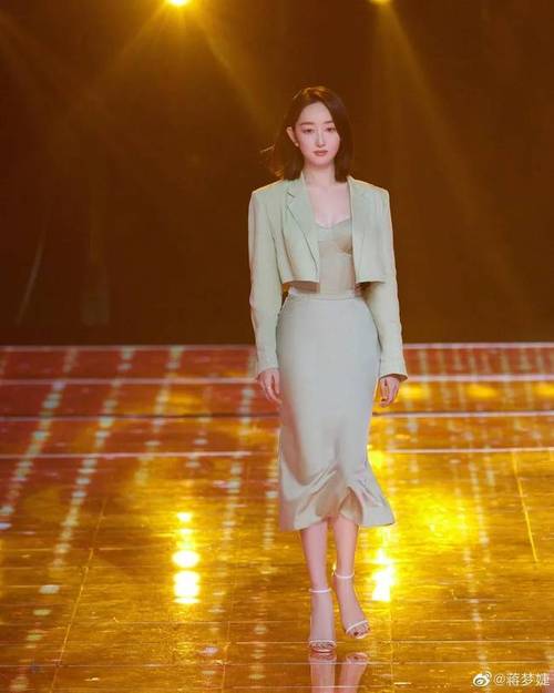 蒋梦婕穿绿色抹胸长裙秀香肩雪肤娇嫩性感迷人