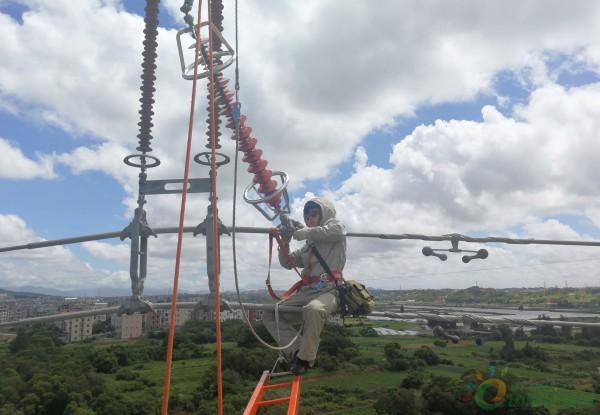 福州供电公司高空带电安装线路避雷器-平安办法-电力