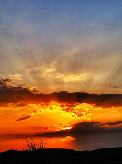 流金夕阳霞光飞傍晚夕阳西下天空金色霞光