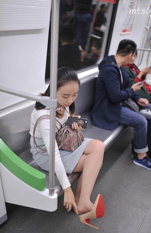 时尚街拍美女:地铁上漂亮的小姐姐,上了班一天 穿高跟累了吧[挤眼]