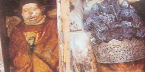 这具战国女尸出土极富传奇,系由一伙现代盗墓者发现的.