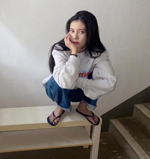 她脚上指甲色号是黑色的,虽然这样的色调很突兀,但别说还蛮符合宋妍霏