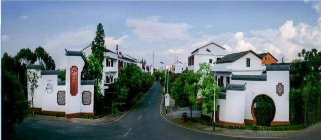 莲塘镇是南昌县政府驻地,位于县境中南部,素有南昌市"南大门"之称.