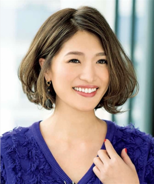 会烫发才不显老给40岁以上女人的发型建议色浅卷大齐肩