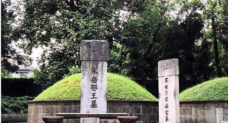 岳飞墓前昔日跪着五个铁人,现如今只剩下四个,少的那个是谁?