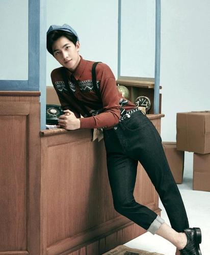 杨洋穿上牛仔裤之后,腿比女人都细,衣架子身材我酸了