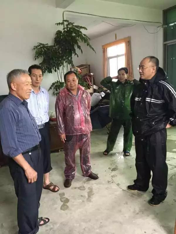 区委常委,凤凰镇党委书记黄志刚到凤凰镇应急避难场所检查指导防风