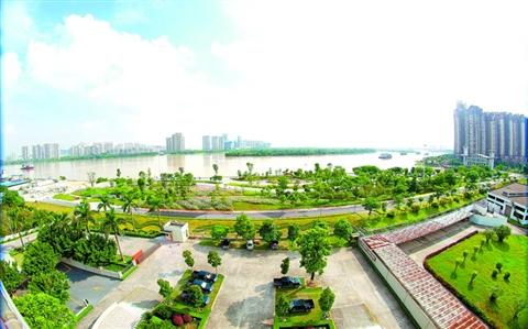 德胜河南岸,德胜河滨公园风景如画.资料图片