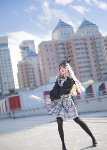 穿过膝"黑丝"的jk少女,拿着球棒耍帅,却被长腿吸引了