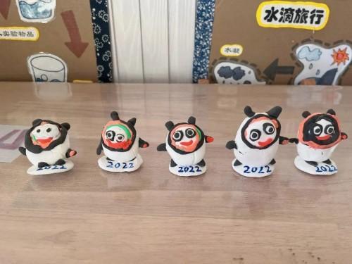 但是他们用画笔画,用彩泥捏,精心制作了可爱又热情的冰墩