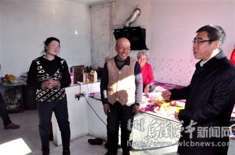 集宁区区长付海清为贫困户送来慰问 