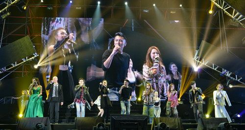 决战食神群星演唱会收官 谢霆锋弹唱王者回归