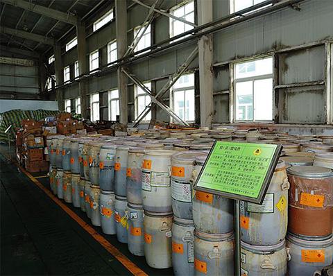 废油漆桶内通常残留部分废油漆,涂料,废有机溶剂,废机油等危险废物