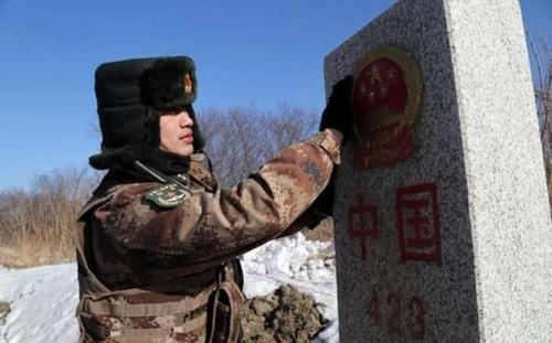 保卫生产建设的人民子弟兵团结一心的人民与子弟兵