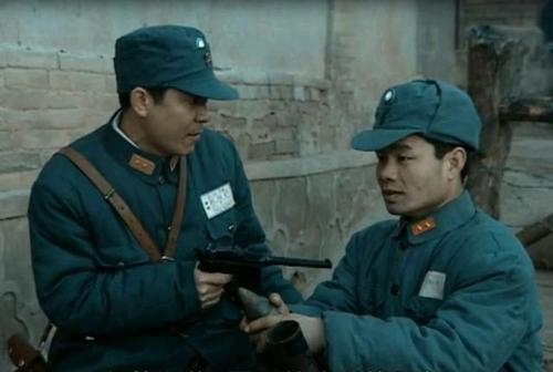 钱伯钧逃跑,为何身边要带一个卫兵?他想要破解楚云飞的"快枪"