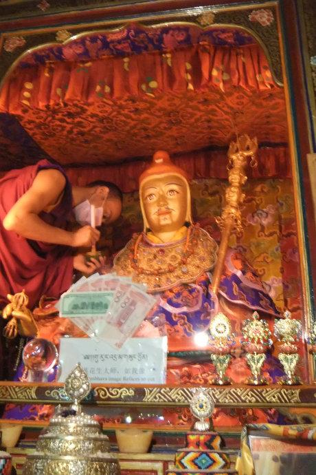 藏王赤松德赞(742-797)为了弘扬佛法,曾先后从印度迎请了寂护堪布和